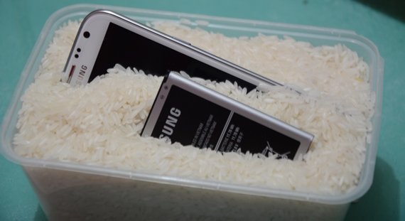 Como eliminar la humedad de un telefono o una tableta con arroz